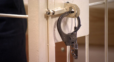 Таксист-педофил более 100 раз приставал к детям и совращал сына