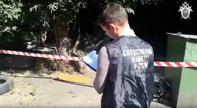 У школы в Киселевске, где учились убитые девочки, разложили цветы и игрушки