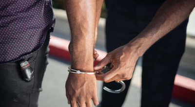 В Петербурге задержали напавшего на детей в Приморском районе мужчину