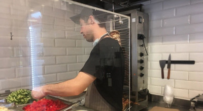 В Петергофе женщина обвинила продавца шавермы в педофилии