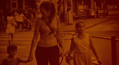 Сотни жителей Костромы пришли попрощаться с пятилетней девочкой, изнасилованной и убитой двумя педофилами