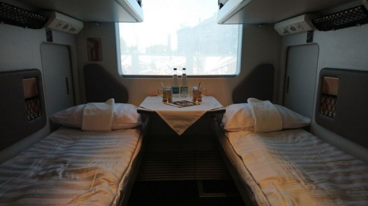 Пассажир поезда домогался спящей девочки на глазах ее мамы Пассажир поезда домогался спящей девочки на глазах ее мамы