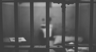 Суд арестовал педофила, который изнасиловал девятилетнюю девочку на пустыре в Омске