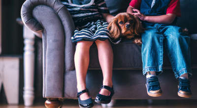 Дедушка насиловал двух внучек в Подмосковье за подарки и собирал фото девочек в купальниках