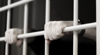 Изнасиловавшему двух девочек британцу разрешили отдохнуть в Греции перед тюрьмой