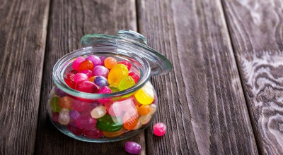 В Барнауле пенсионер с конфетами заманил в кусты пятилетнюю девочку и надругался над ней