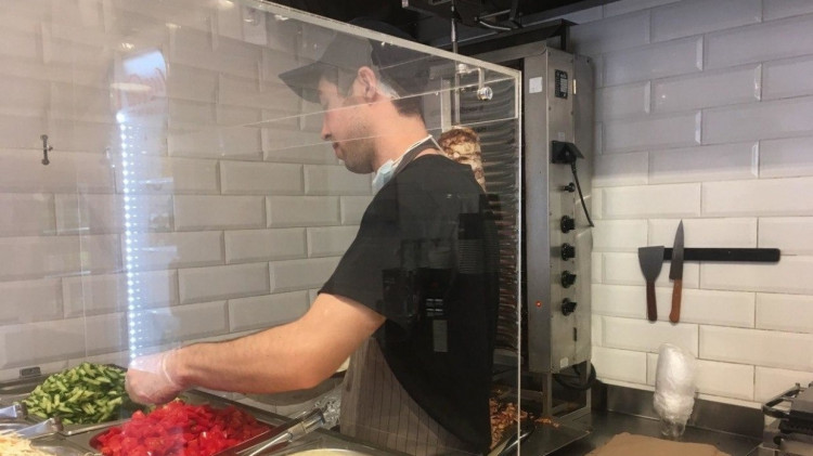 В Петергофе женщина обвинила продавца шавермы в педофилии