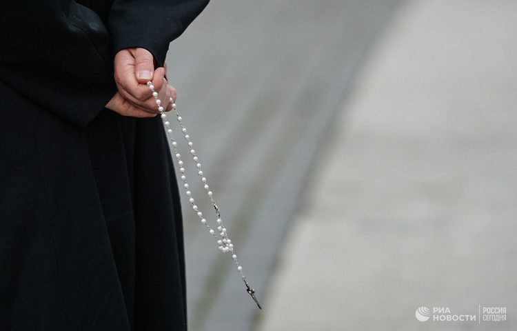 Во Франции опубликовали доклад о сексуальном насилии священников