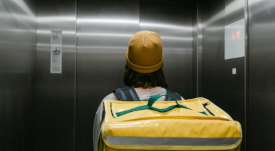 Курьер-извращенец доставил себе удовольствие при школьницах в лифте