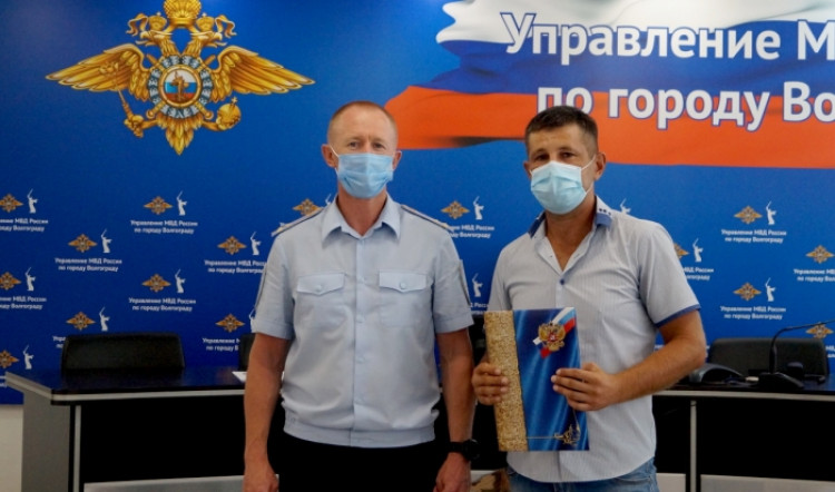 В Волгограде наградили поймавших предполагаемого 35-летнего педофила