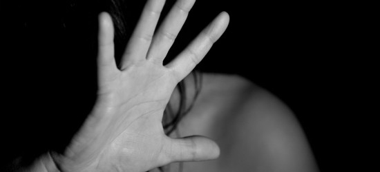 Педофил изнасиловал 14-летнюю дочь знакомых в Саратовской области