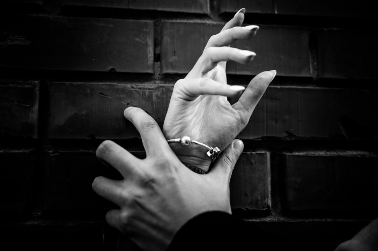 Педофил напал на 10-летнюю москвичку в подъезде дома Педофил напал на 10-летнюю москвичку в подъезде дома