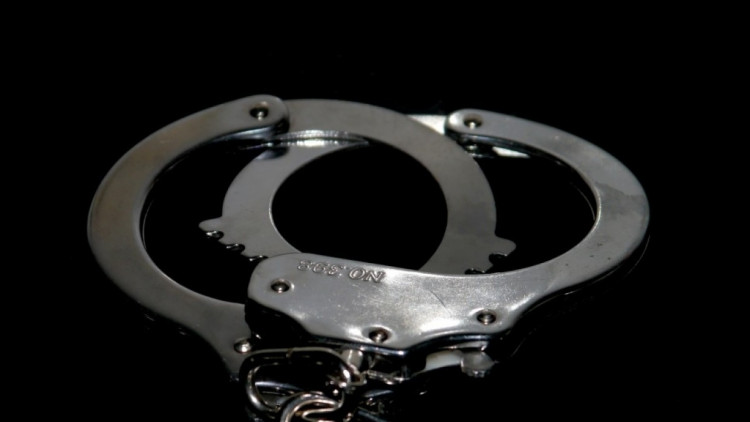 Полиция Алтая задержала педофила, удерживавшего в подвале 12-летнюю школьницу