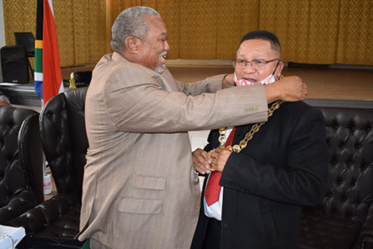 В ЮАР педофила переизбрали мэром города В ЮАР педофила переизбрали мэром города