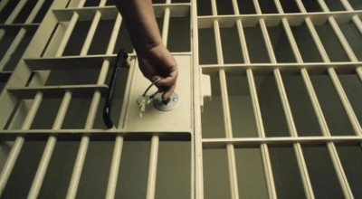 Британцы в ярости из-за освобождения убийцы-педофила по УДО