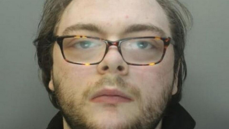 Кибер-педофил заставил жертву вырезать его имя у нее на груди Кибер-педофил заставил жертву вырезать его имя у нее на груди