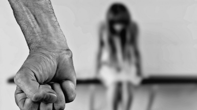 Житель Москвы выставил жену в подъезд и изнасиловал несовершеннолетнюю