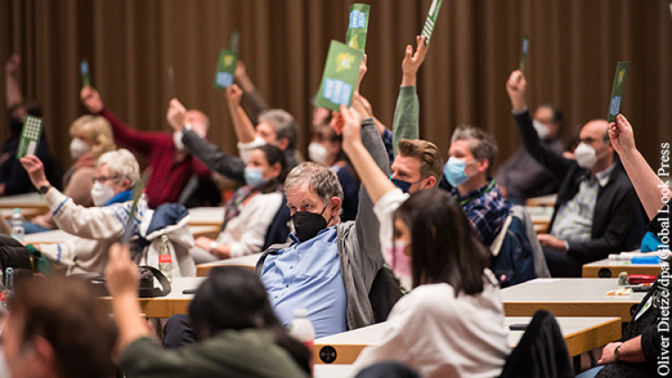 Либералы тащат в политику педофилию