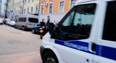 Педофил изнасиловал девочку в подъезде жилого дома в Москве