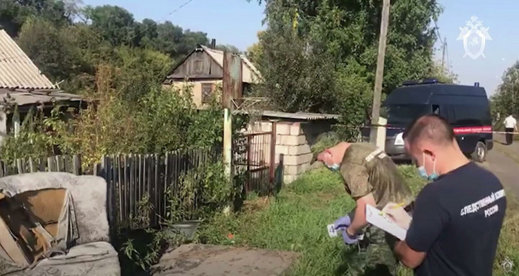 К школе в Киселевске, где учились убитые девочки, несут цветы