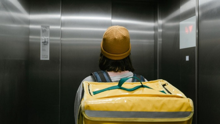 Курьер-извращенец доставил себе удовольствие при школьницах в лифте Курьер-извращенец доставил себе удовольствие при школьницах в лифте