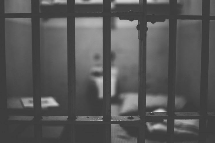 Суд арестовал педофила, который изнасиловал девятилетнюю девочку на пустыре в Омске