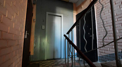 Педофил напал на восьмиклассницу в лифте жилого дома в Москве