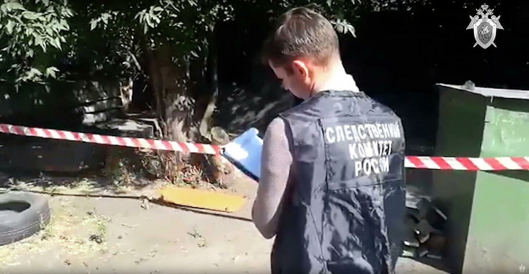 У школы в Киселевске, где учились убитые девочки, разложили цветы и игрушки У школы в Киселевске, где учились убитые девочки, разложили цветы и игрушки