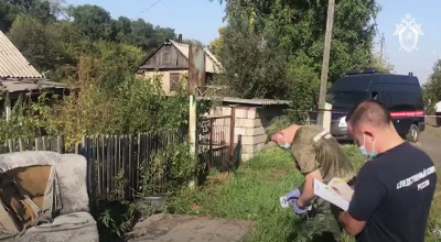 К школе в Киселевске, где учились убитые девочки, несут цветы